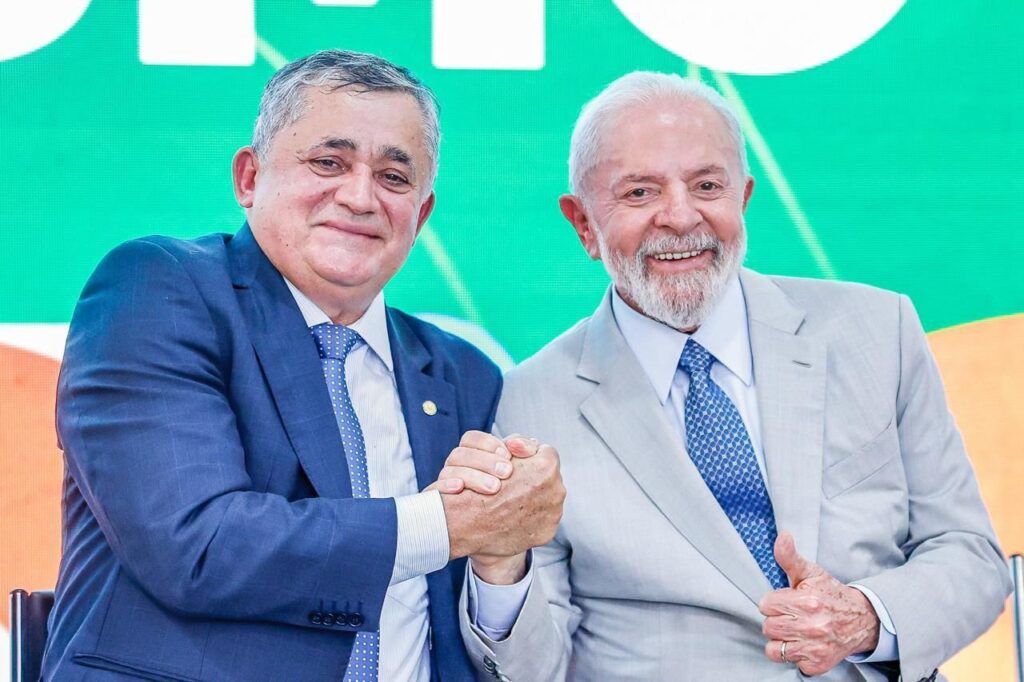 Lula desembarca em Fortaleza para anunciar investimento ao lado de Camilo e Guimarães