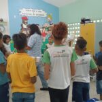 Alunos participando da oficina de construção de marimbau em Barbalha.