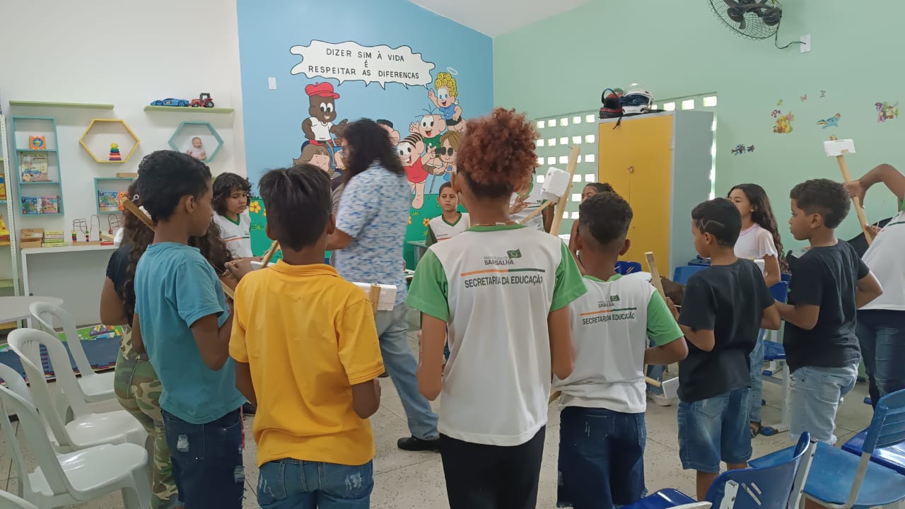 Alunos participando da oficina de construção de marimbau em Barbalha.