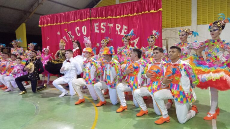 Cavalheiros cumprimentam as damas! Olha a chuva! Já passou!