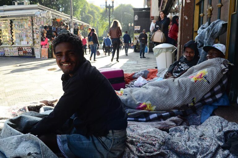 O ódio domina São Paulo? Vereadores aprovam lei que cria multa para quem doar comida para pobres