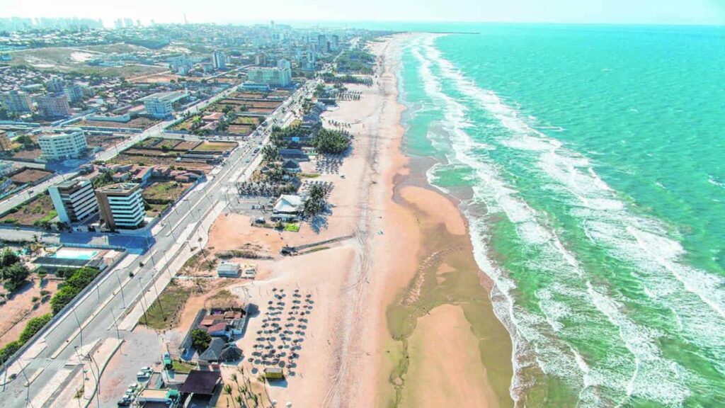 Praias de Fortaleza tem 23 pontos ideais para banho de mar neste final de semana