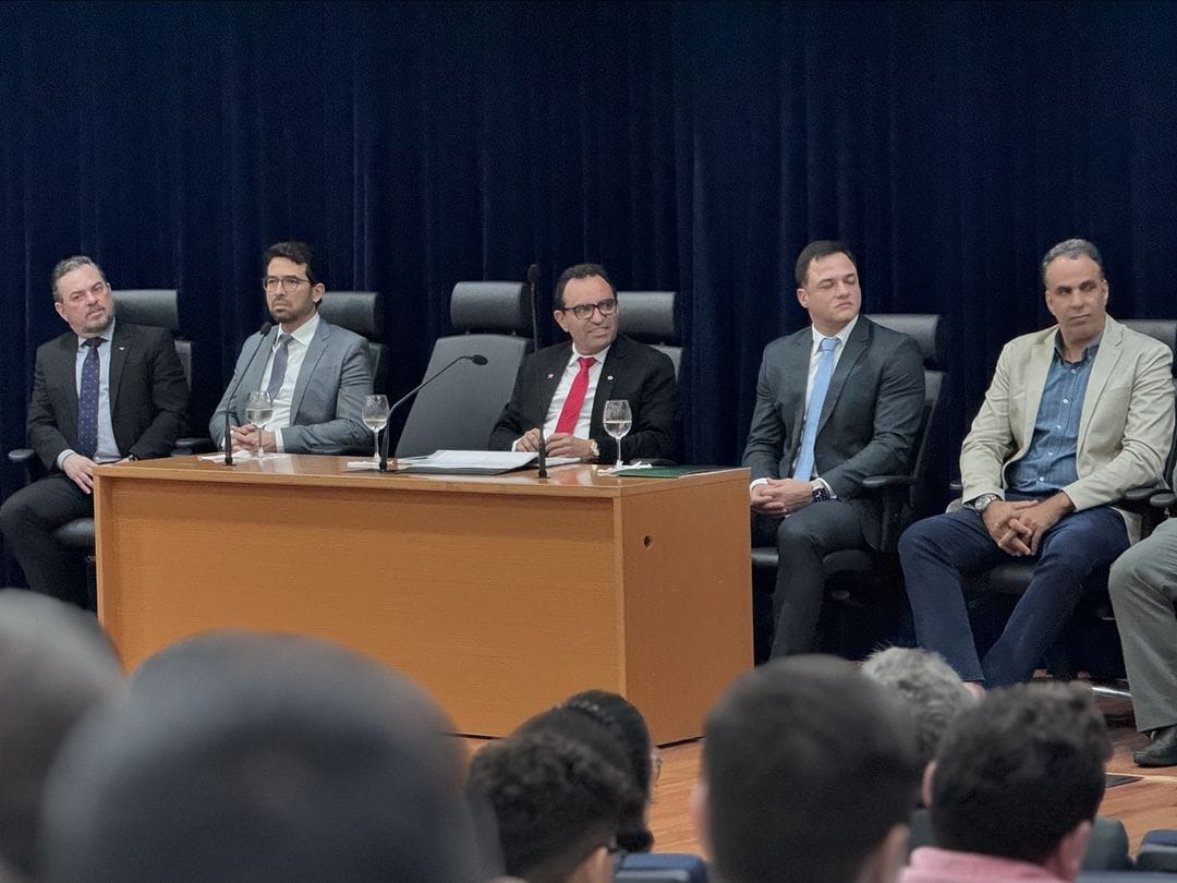 p.10 Deputado estadual Pedro Lobo preside sessao solene na Alece em homenagem ao Dia do Contador