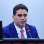 Após apoio a Evandro em Fortaleza, deputado é expulso do PL a pedido de Bolsonaro Leia mais em: https://www.opovo.com.br/noticias/politica/eleicoes/2024/10/18/apos-apoio-a-evandro-em-fortaleza-deputado-e-expulso-do-pl-a-pedido-de-bolsonaro.html ©2022 Todos os direitos são reservados ao Portal O POVO, conforme a Lei nº 9.610/98. A publicação, redistribuição, transmissão e reescrita sem autorização prévia são proibidas