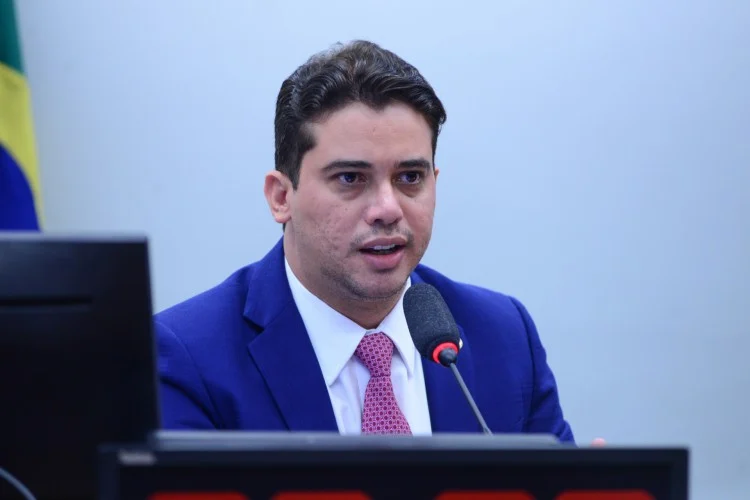 Após apoio a Evandro em Fortaleza, deputado é expulso do PL a pedido de Bolsonaro Leia mais em: https://www.opovo.com.br/noticias/politica/eleicoes/2024/10/18/apos-apoio-a-evandro-em-fortaleza-deputado-e-expulso-do-pl-a-pedido-de-bolsonaro.html ©2022 Todos os direitos são reservados ao Portal O POVO, conforme a Lei nº 9.610/98. A publicação, redistribuição, transmissão e reescrita sem autorização prévia são proibidas