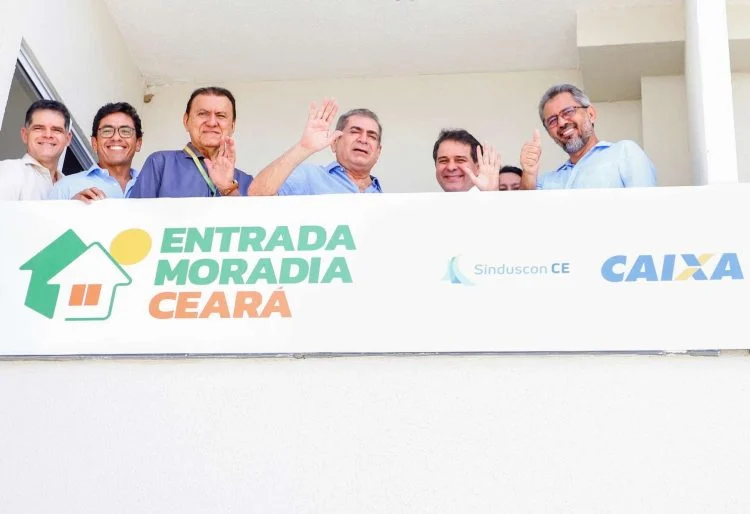 Governo do Ceará entrega chaves do Programa Entrada Moradia