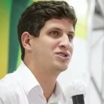 João Campos elogia governo Lula e questiona pesquisas