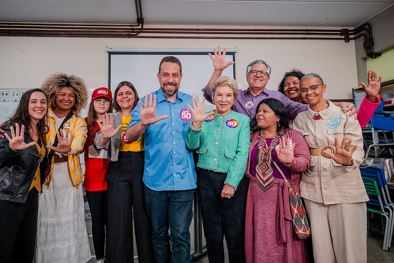 Boulos vota em São Paulo ao lado de ministros e apoiadores