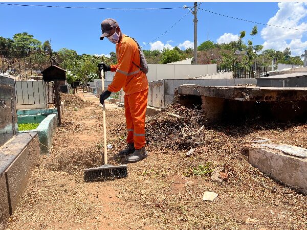 Preparação dos cemitérios no Crato para o Dia de Finados