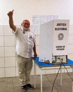 Romão França vota acompanhado por seu pai na Escola Lili Neri