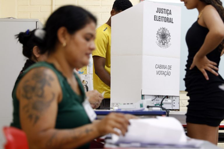 Segundo turno aponta possível derrota relativa da extrema direita no Brasil