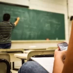 Ano letivo de 2025 deve começar com proibição de uso de celulares em escolas públicas e particulares