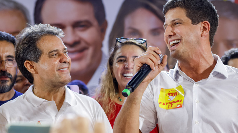 João Campos em campanha em Fortaleza ao lado de Evandro Leitão.