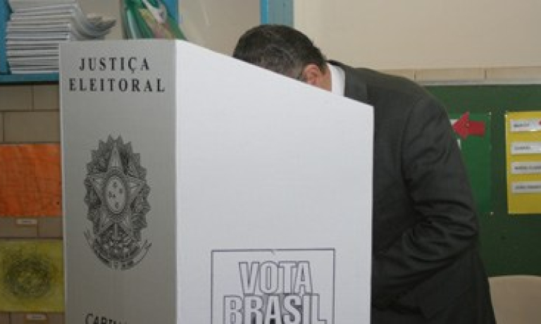 34 milhões de eleitores brasileiros votam no segundo turno neste domingo