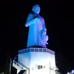 Estátua do Padre Cícero iluminada para Novembro Azul