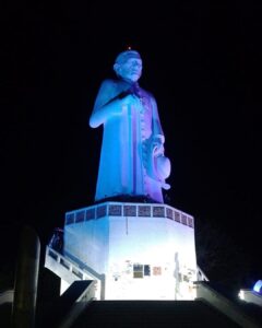 Estátua do Padre Cícero iluminada para Novembro Azul