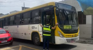 Demutran orienta nova parada de ônibus