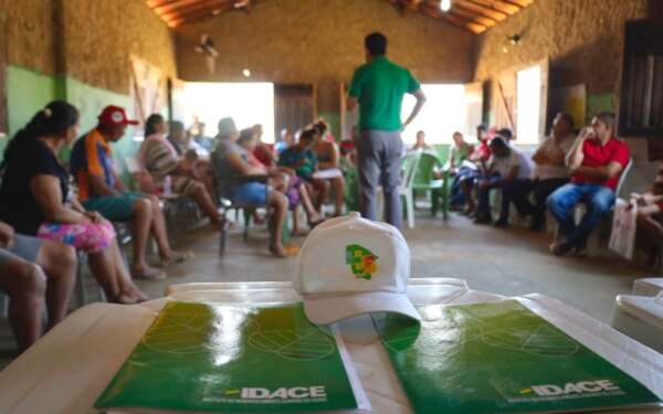 Ceará entrega títulos de terra a quilombolas no Cariri