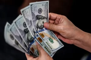 Dólar registra 11ª queda consecutiva e atinge maior sequência de desvalorização em 20 anos