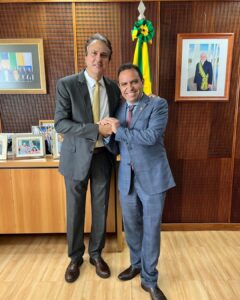 Deputado Pedro Lobo e o Ministro Camilo Santana conversam sobre novos investimentos para educação do Cariri durante reunião em Brasília