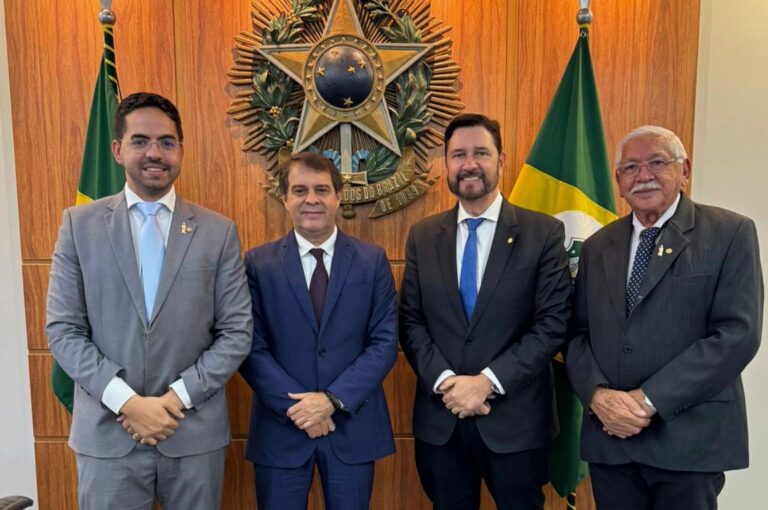 Deputado Davi Macedo e seu pai Raimundão se reúnem com o atual presidente da ALECE e o futuro