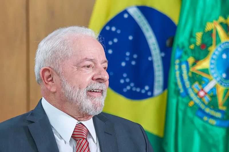 Lula faz novos exames após queda no Alvorada