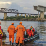 Caminhões com produtos corrosivos caem de ponte no Maranhão