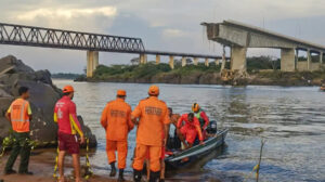 Caminhões com produtos corrosivos caem de ponte no Maranhão