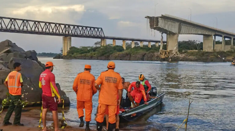 Caminhões com produtos corrosivos caem de ponte no Maranhão