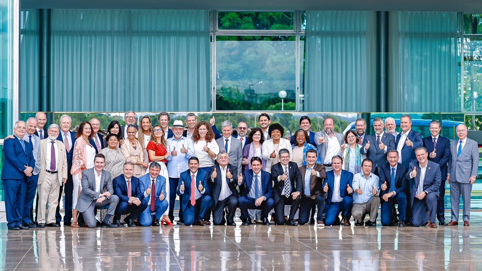 Lula retorna a Brasília e realiza almoço ministerial