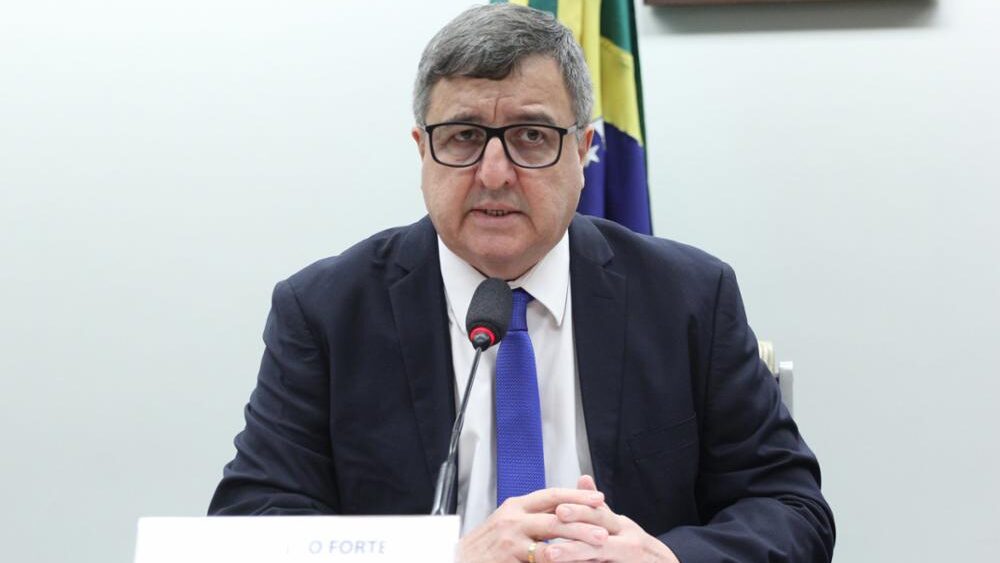 Danilo Forte critica mudanças no BPC; Guimarães promete revisão