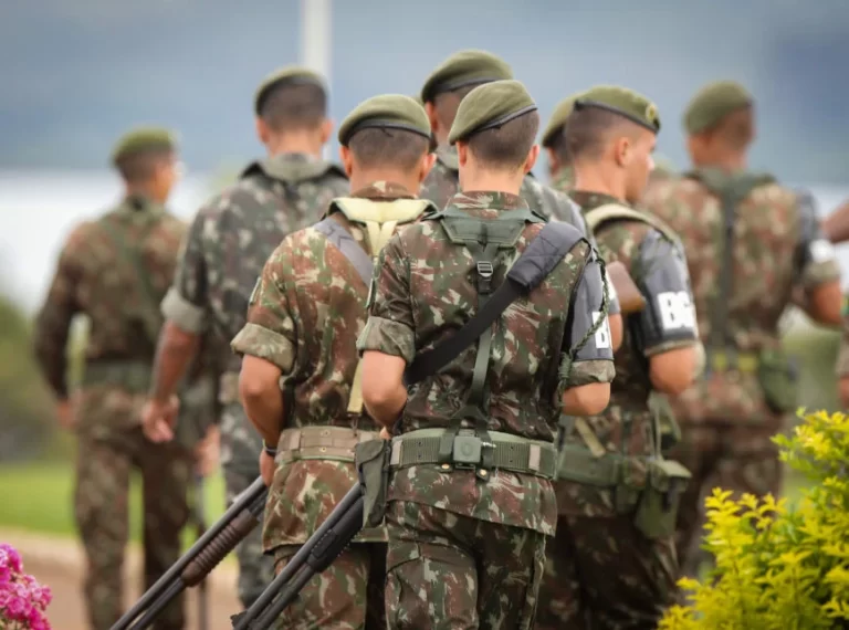 Governo propõe idade mínima para aposentadoria militar