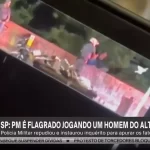 PM flagrado arremessando homem de ponte em SP