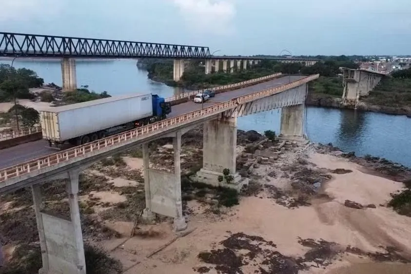 Desaparecidos em desabamento de ponte chegam a 12