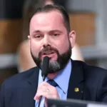 Senador denunciado por defender policial que jogou homem de ponte