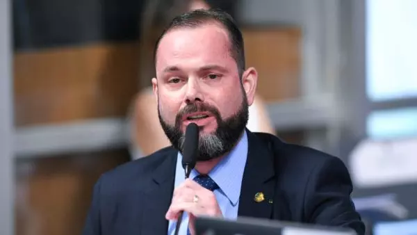 Senador denunciado por defender policial que jogou homem de ponte