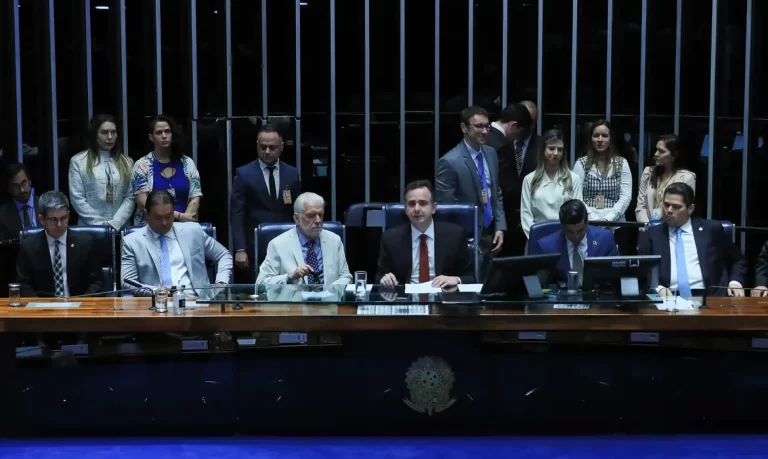 Emenda para cortar gastos do governo é promulgada