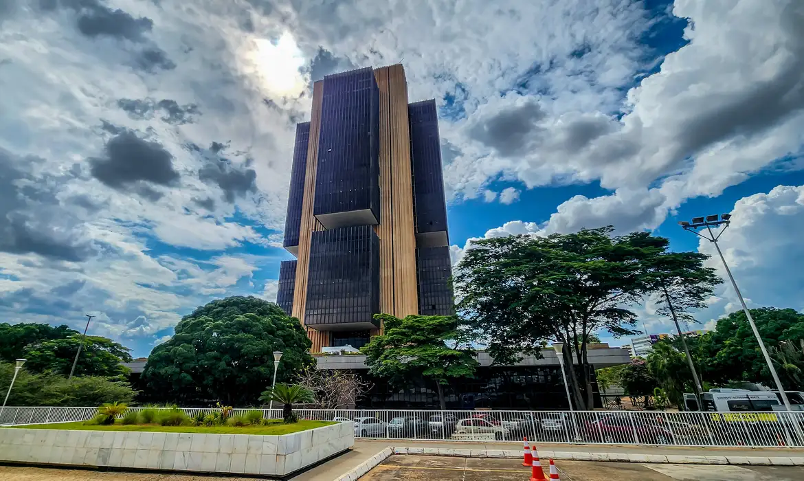Copom inicia reunião e prevê alta da Selic