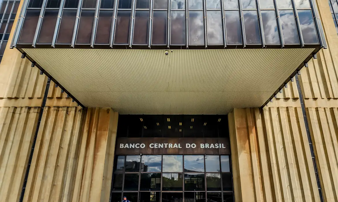 Copom eleva juros para 13,25% ao ano para conter inflação