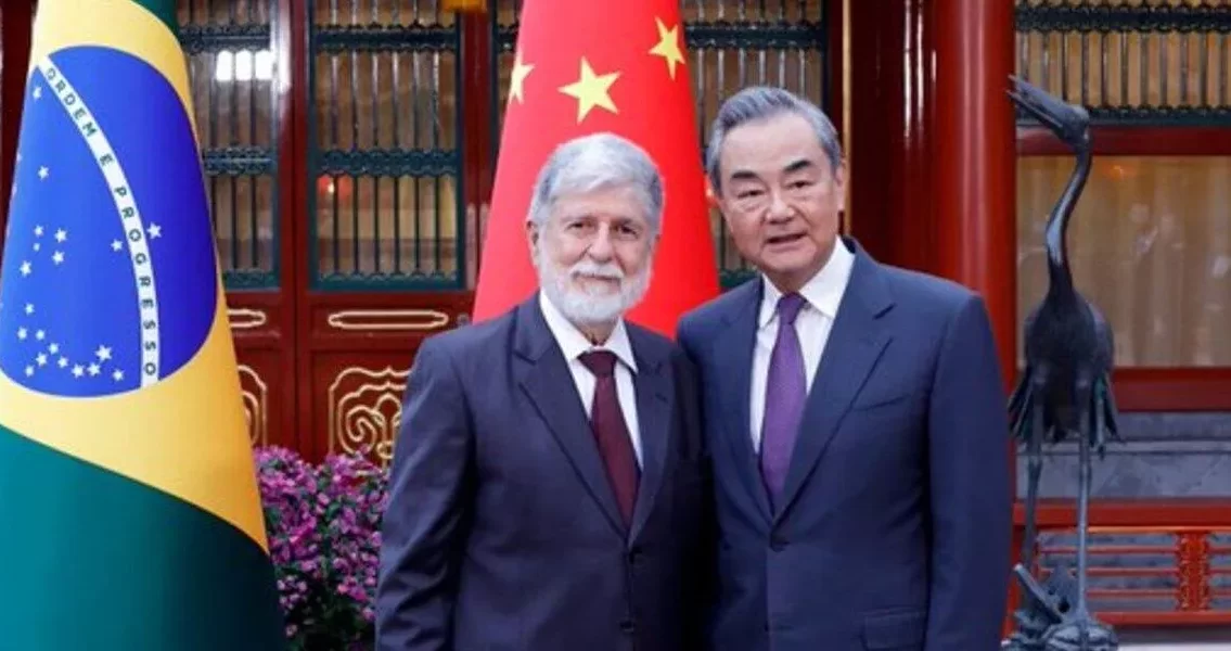 Celso Amorim e Wang Yi discutem plano de paz para a Ucrânia