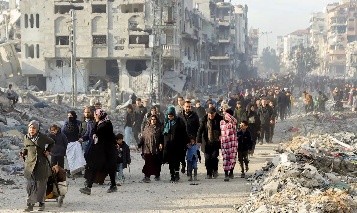 Palestinos retornam para Gaza devastada após conflito