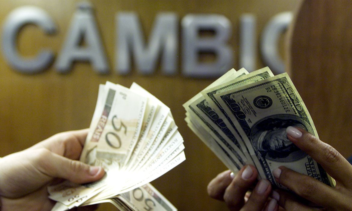 Dólar fecha a R$ 6,10, menor valor desde 2024