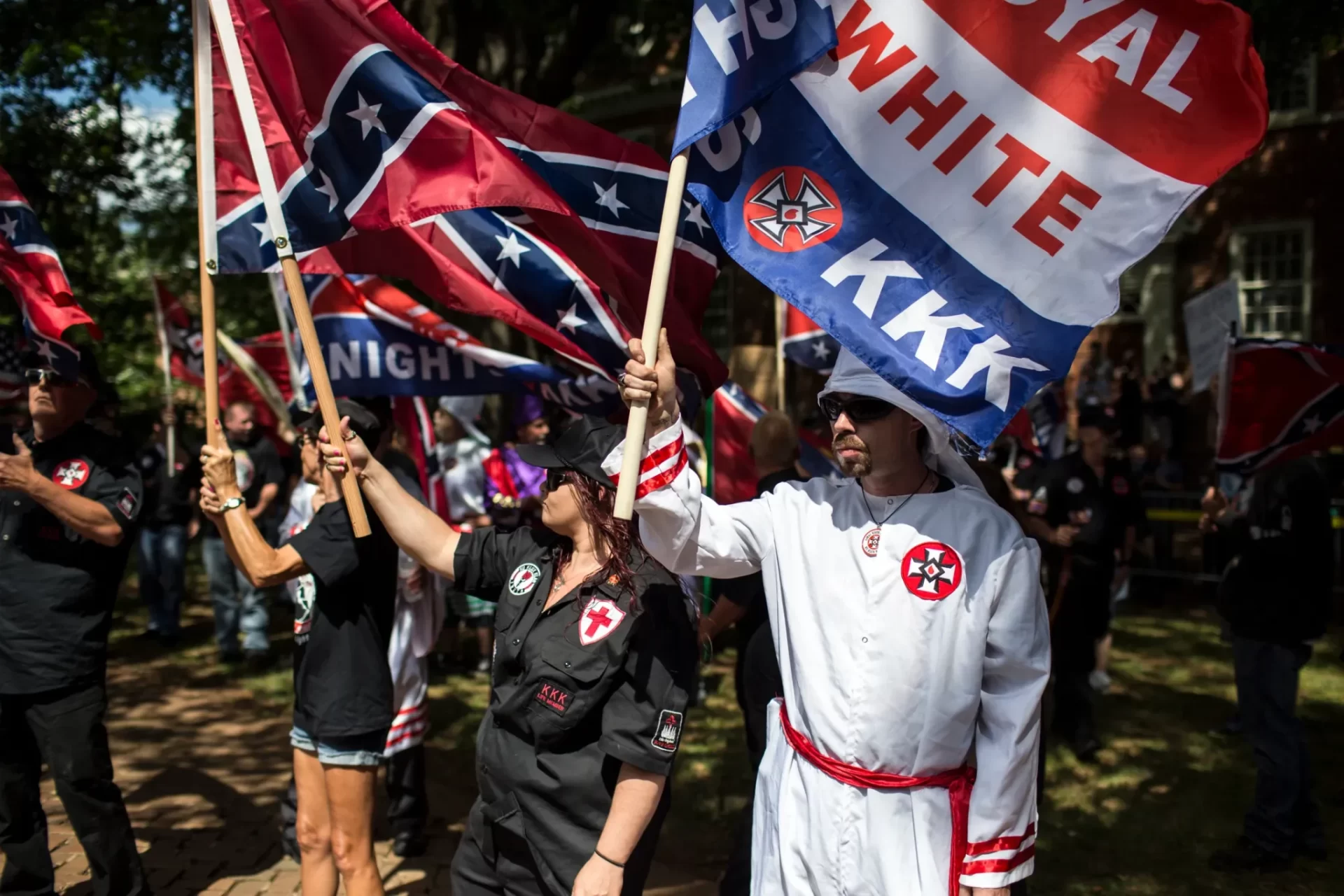 Ku Klux Klan distribui panfletos contra imigrantes nos EUA