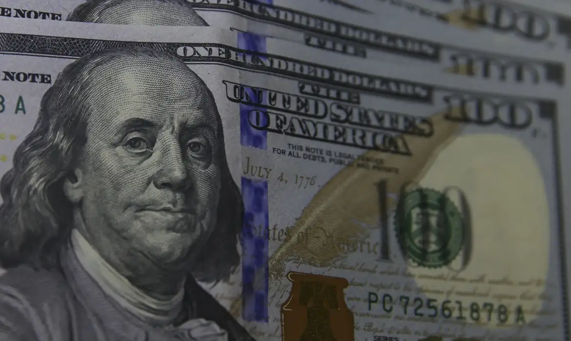 Dólar cai para R$ 5,94, menor nível desde 2024