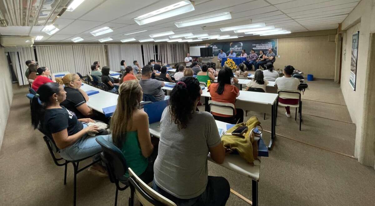 A unidade de Juazeiro do Norte do Instituto de Desenvolvimento do Trabalho (IDT) realizou, nessa quarta-feira (22), a aula inaugural do curso qualificação para cozinheiros autônomos. A atividade aconteceu nas dependências da Faculdade de Tecnologia Centec (Fatec) Cariri e contou com cerca de 35 alunos. Participaram do evento o presidente do IDT, Raimundo Angelo; o diretor de Promoção do Trabalho e Empreendedorismo, Rubens Rodrigues; a gerente da Unidade de Atendimento de Juazeiro do Norte, Mirelle Moreira, e o representante do Centec, professor Erlânio de Sousa, que é coordenador do Curso de Tecnologia em Alimentos da Fatec. Esta é a primeira das três turmas previstas para o município no projeto que vem, desde agosto de 2024, ofertando formações para autônomos que desejam se capacitar para atuar como faxineiros, cuidadores de idosos, pedreiros e outras ocupações. “Esses cursos representam passos importantes para a ampliação do serviço de intermediação de autônomos no Ceará e é uma das prioridades do IDT. Compreendemos que o apoio à qualificação social e profissional é um elemento que impulsiona a geração de renda e garante a autonomia financeira e o sustento de muitas famílias”, observa o presidente Raimundo Angelo. Com a oferta dos cursos, o objetivo do Instituto é formar, ao longo de um ano, um total de 950 alunos em 38 turmas e beneficiar trabalhadores desempregados, em busca do primeiro emprego, e trabalhadores autônomos cadastrados no banco do IDT. As atividades envolvem lições de relações humanas no mercado de trabalho, além de módulos práticos. Para obter mais informações sobre os cursos de qualificação profissional para autônomos em Juazeiro do Norte, os interessados podem entrar em contato por meio do telefone (85) 2180.6225 ou ir diretamente à unidade IDT/Sine, que fica dentro do Vapt Vupt (Rua Interventor Francisco Erivano Cruz, nº 120 – Centro).