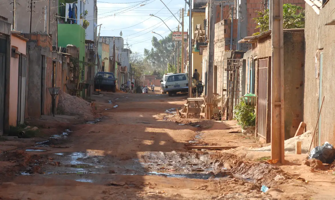 Brasil reduz pobreza infantil em 2023