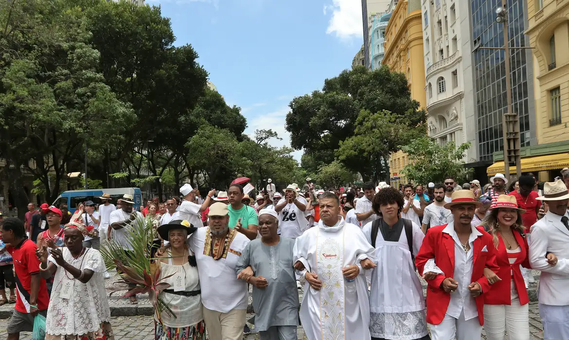 Disque 100 registra mais de 2,4 mil denúncias de intolerância religiosa em 2024
