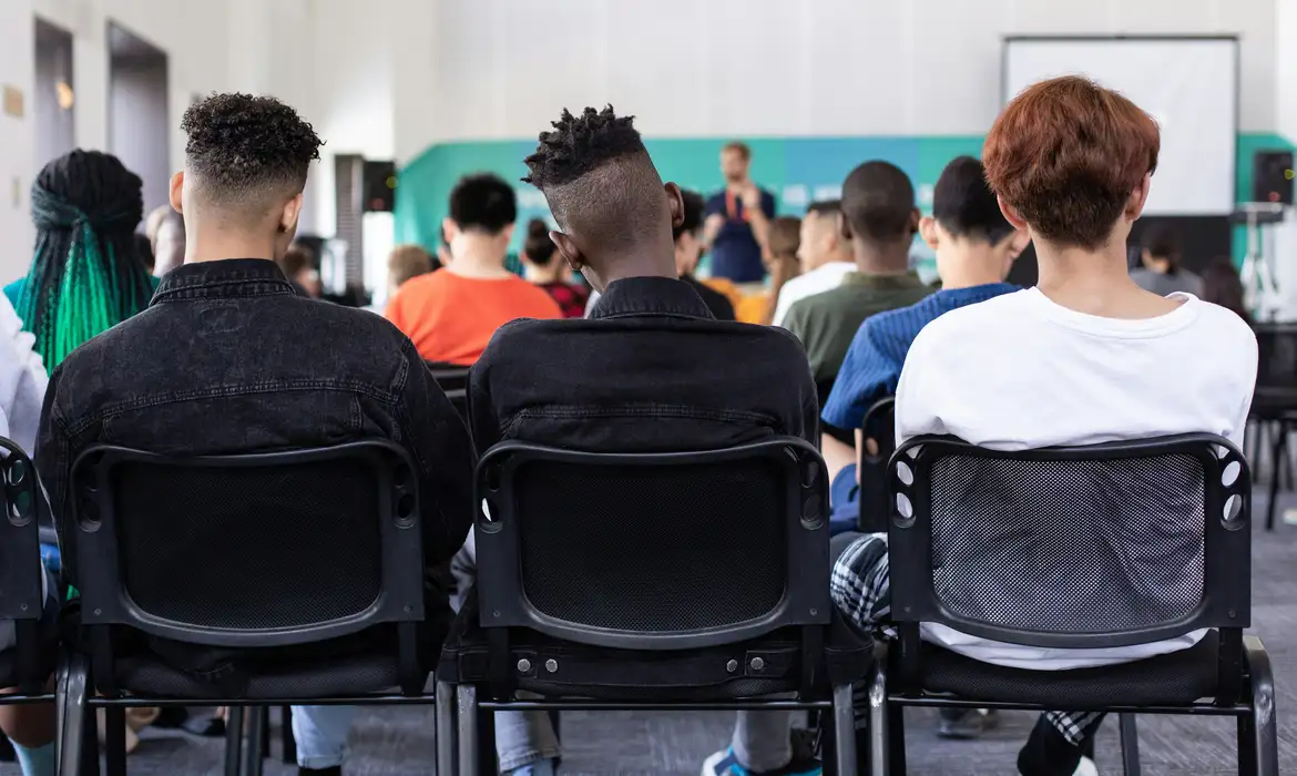 Brasil registra mais de 9 mil estudantes trans nas escolas em 2025