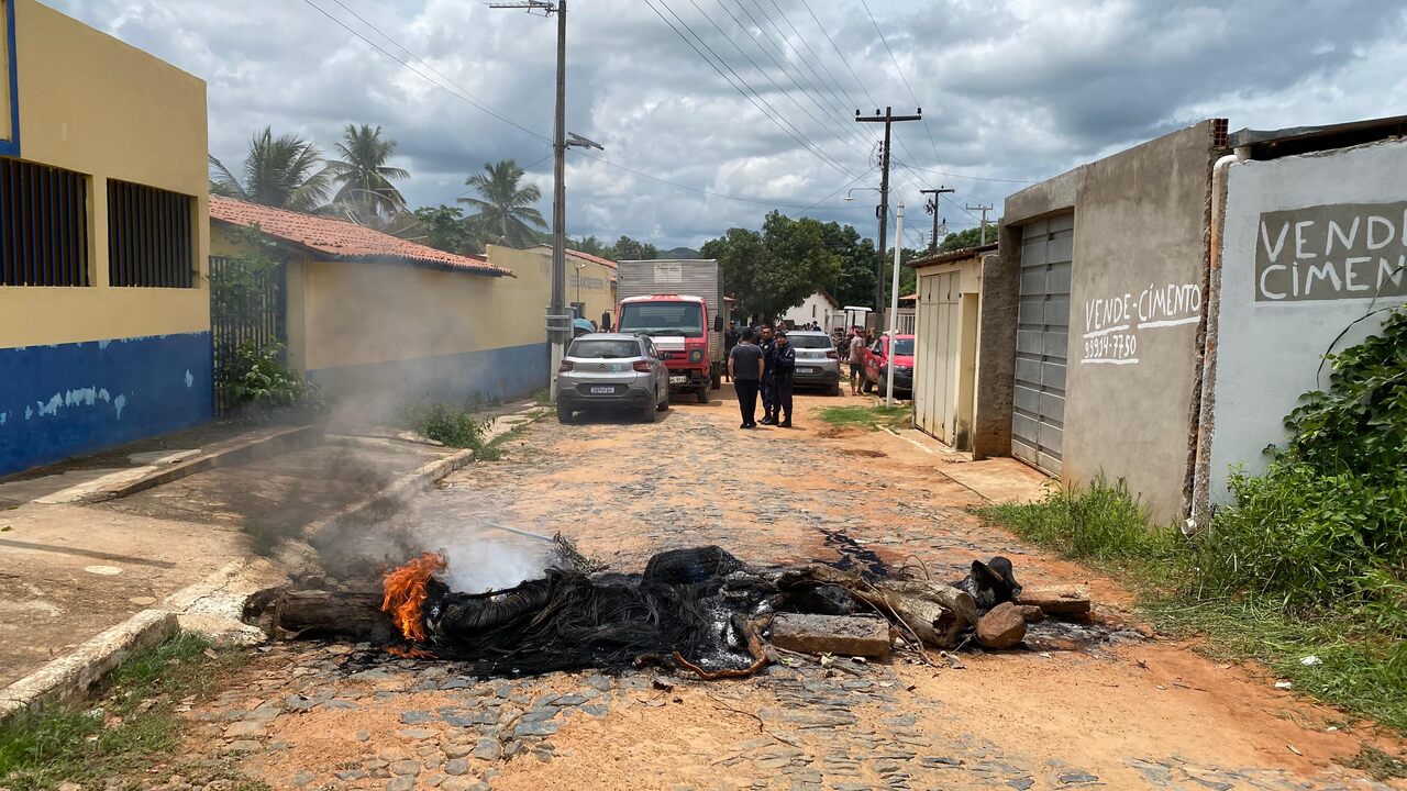 Moradores se revoltam com prefeito de Caririaçu que queria fechar escola no Sítio Cobras