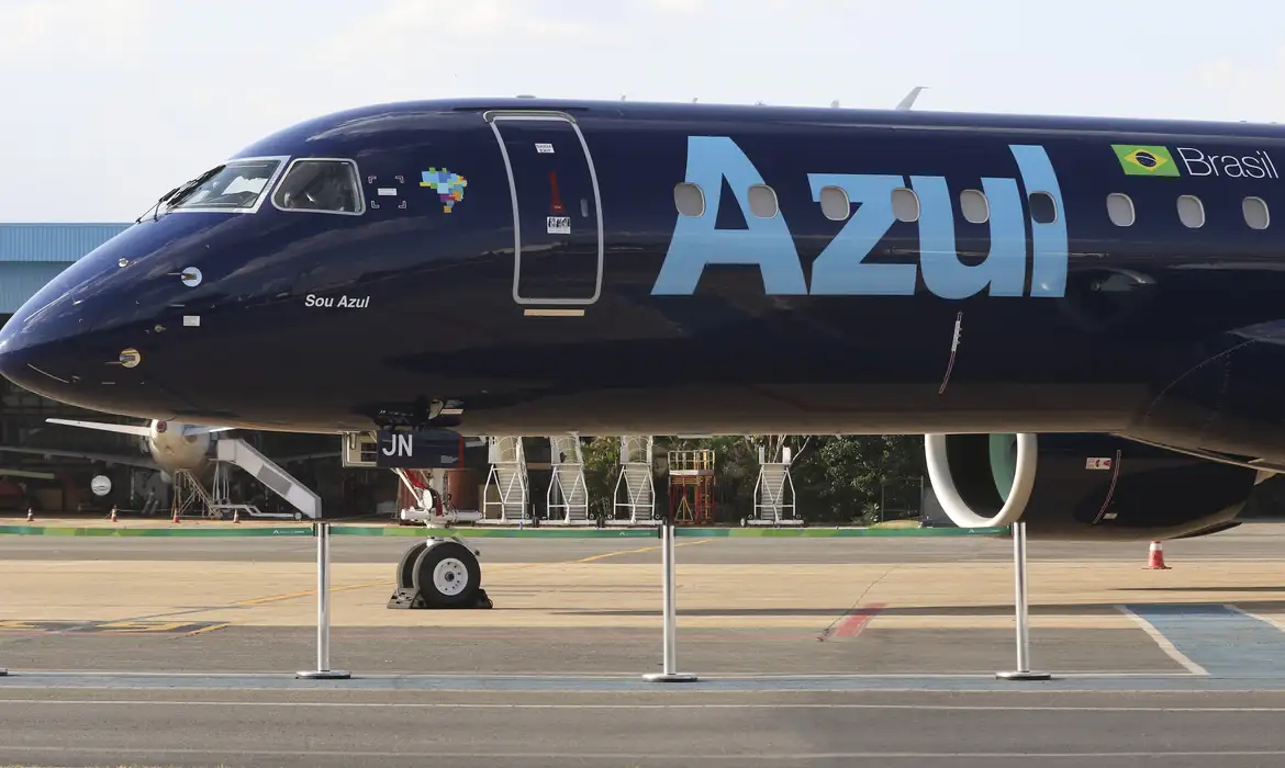 Azul suspende voos em 12 cidades brasileiras